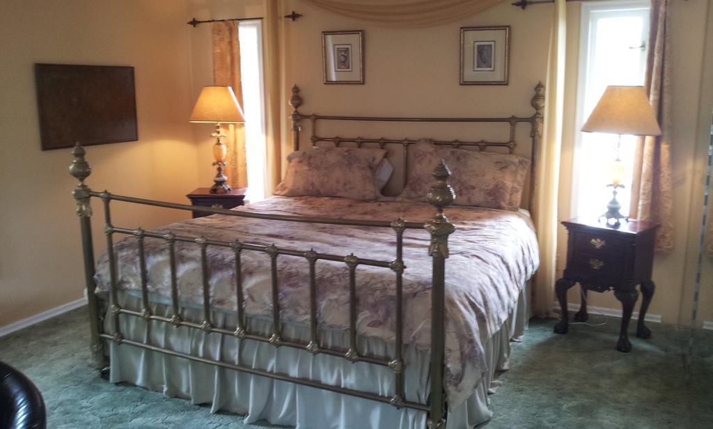 Hemingway'S By The Sea Bed and Breakfast Esquimalt Eksteriør billede