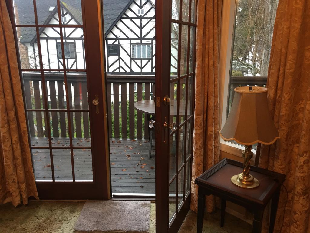 Hemingway'S By The Sea Bed and Breakfast Esquimalt Eksteriør billede