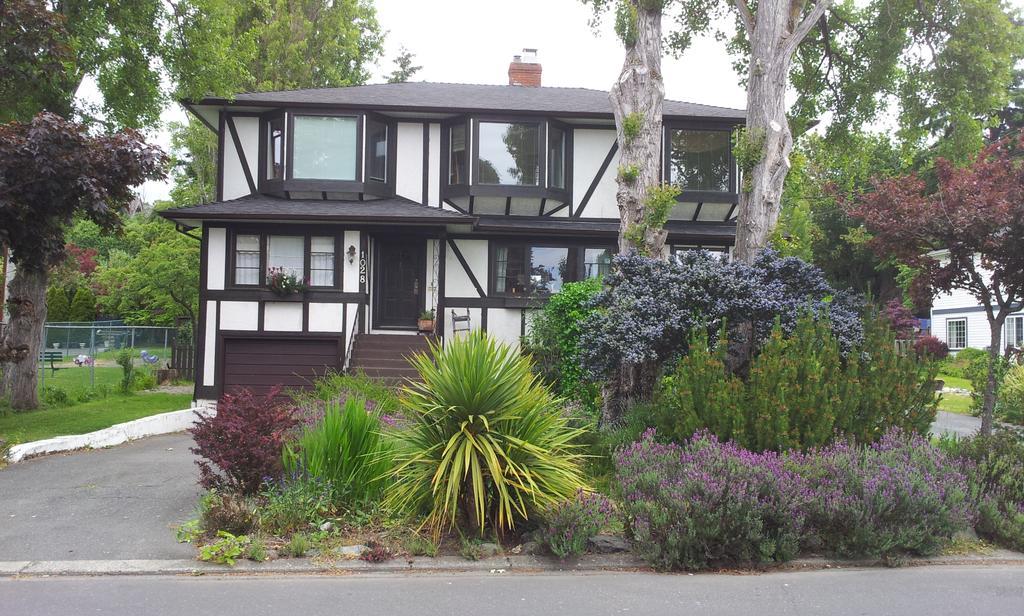 Hemingway'S By The Sea Bed and Breakfast Esquimalt Eksteriør billede