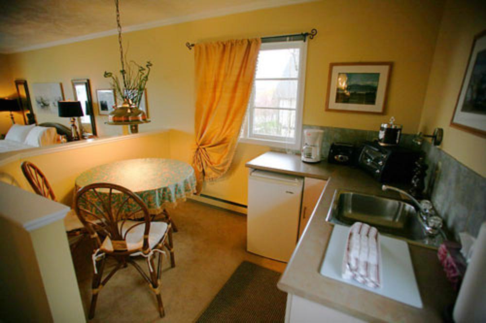 Hemingway'S By The Sea Bed and Breakfast Esquimalt Eksteriør billede