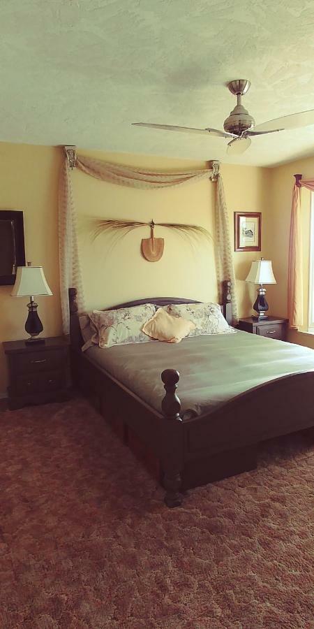 Hemingway'S By The Sea Bed and Breakfast Esquimalt Eksteriør billede