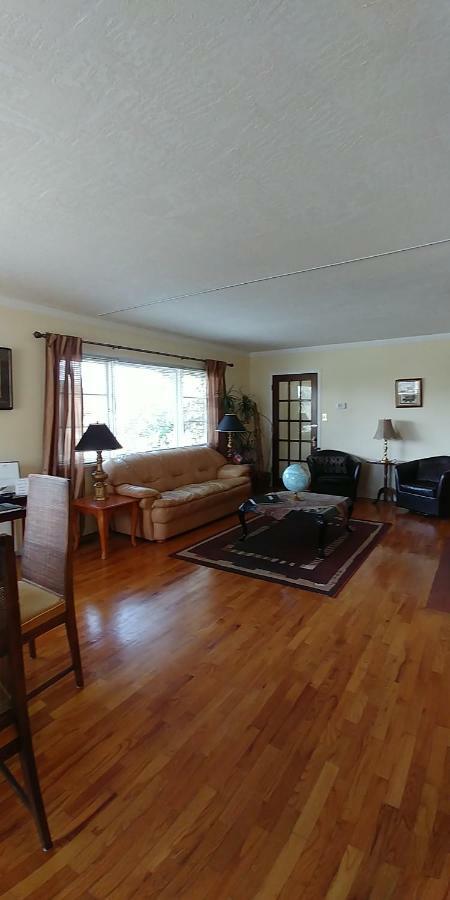 Hemingway'S By The Sea Bed and Breakfast Esquimalt Eksteriør billede